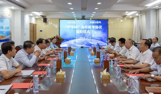 1.新葡的京集团35222vip与张掖公路局在张掖公路局举行“产学研框架协议”签约仪式。(钟晓亮 摄).jpg